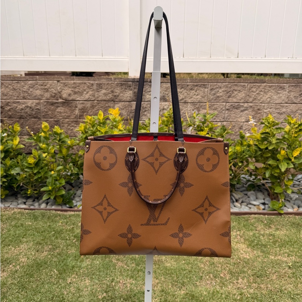 Louis Vuitton Onthego GM Monogram Giant/ Monogram Reverse Canvas Tote - Picture 3 of 11